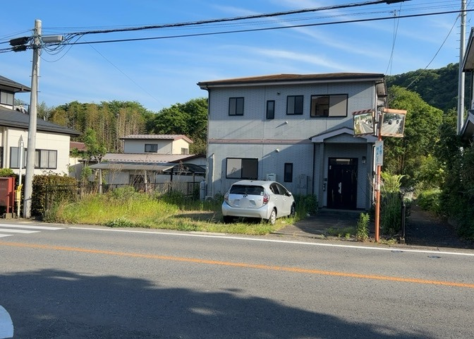 住宅用の土地では前面道路に2m以上接していなければならないと法律で定められています。しかし、お持ちの車のサイズやライフスタイルなどにより、2mでは利便が悪い場合もございますので、事前に確認しましょう。