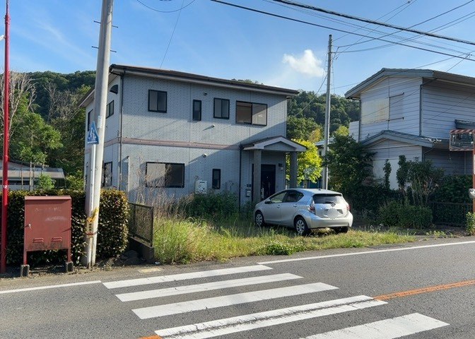 お持ちの車種によっては前面道路が広い方が便利でしょう。しかし、前面道路が広ければその分交通量が多くなるため、騒音などが気になる場合があります。実際に現地を見学し、周辺交通量や騒音などを確認しましょう！