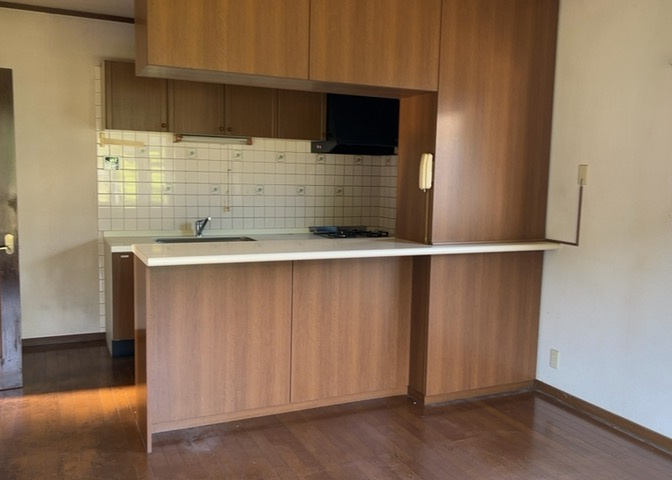 ダイニングとキッチンの間を扉や壁などで仕切らず、一体化させた間取りです。キッチンカウンターがついている物件ならば、食事をキッチンカウンターで取ることで、ダイニングスペースをリビングとして使用できます。