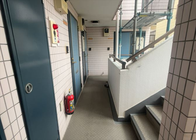 共用部分は、一棟の建物に住む区分所有者全員が共同で所有するとし、共用部分の管理、補修などは、区分所有者で形成される管理組合が行います。個人の判断で勝手に変更することはできませんので覚えておきましょう。