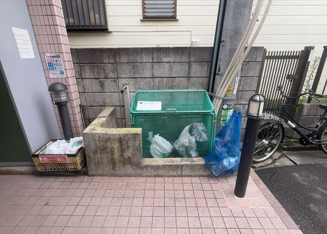 共有部分は、住民なら誰もが使える設備のこと。例えば駐車場やエレベーター、インターネット設備、セキュリティ設備などがあります。他にも、マンションの廊下・外部階段やエントランス・ゴミ置き場などがあります。