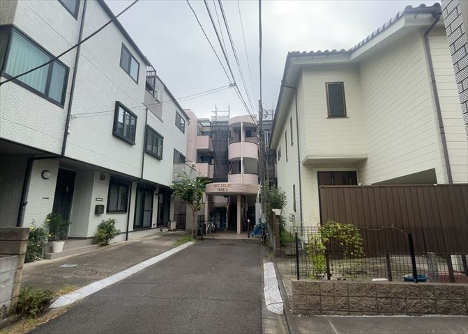 隣家の土地はどうなっているのか、生活利便施設が近くにあるのか、学校まで近いかなど、お客様のライフスタイルにあわせたイメージが重要です。また、近くにあると困る施設が近くにないかも確認するといいでしょう。