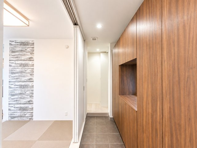 住まいの第一印象を演出する玄関は、木目調の建具が上質な雰囲気を演出しています。大容量のシューズクロークを備えており、玄関まわりをいつでもきれいに保ちやすく、来客時にも好印象です。毎日の使いやすさ◎