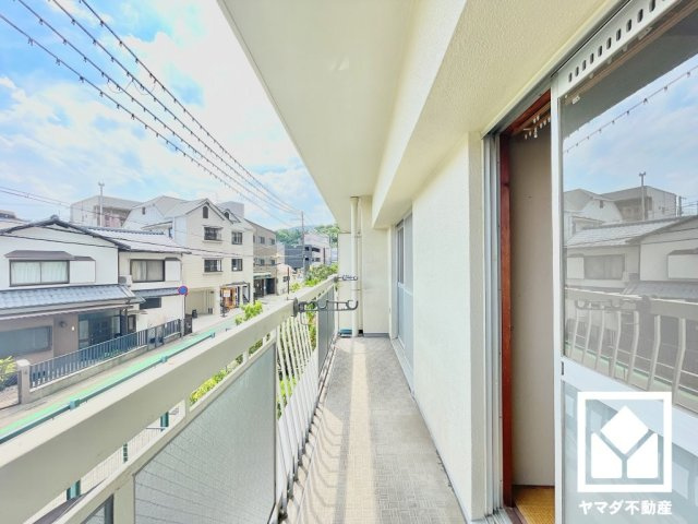 南向きバルコニーで陽当たり、風通し良好。たっぷりの洗濯物も気持ちよく乾きます。（リフォーム前の写真です）