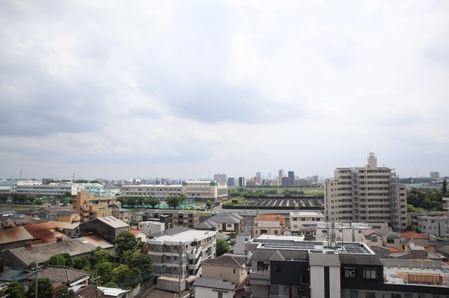 【眺望】9階部分につき、お部屋からは気持ちの良い景色が広がります。また、夜は綺麗な夜景をお楽しみ頂ける点も魅力です。