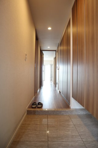 【玄関】ただいまと叫びたくなるような玄関は毎日の行き帰りで使う大事な空間。明るく迎えてくれるのはありがたいですね。