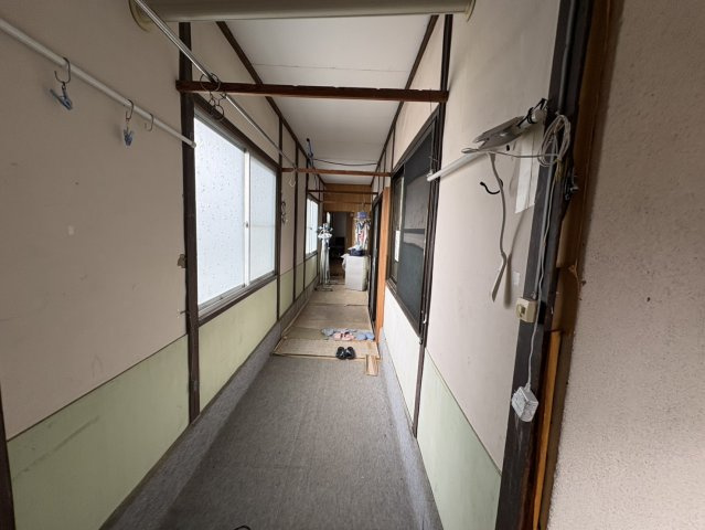 長さのある廊下スペースで、各居室への移動もしやすい設計です。窓があり明るさを感じられるため、圧迫感を抑えた空間となっています。室内干しスペースとしても活用でき、暮らし方に合わせて柔軟に使える点が魅力。