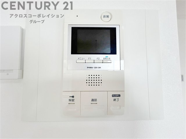 訪問者が来たときにテレビ画面で確認できるため、安心してドアを開けられます。録画機能があるものもあり、留守中に来訪者を記録しておくことができます。利便性が高く、セキュリティ面でも安心です。　