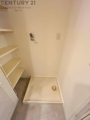 洗濯物の仕分け作業がしやすく、整理整頓が容易になります。洗濯音や湿気を他の部屋に持ち込まず、生活環境を快適に保ちます。上部を活用すれば収納スペースを確保でき洗剤や洗濯用品の整理もしやすくなります。　