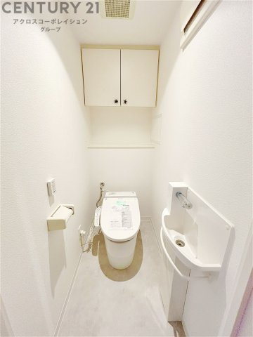 温水洗浄便座付トイレは温水洗浄機能により、暖かい水でおしりを洗浄することができ、冷たい水を使う従来の便座に比べ、温水洗浄機能で暖かいトイレを提供し、快適な使用を可能にします。　