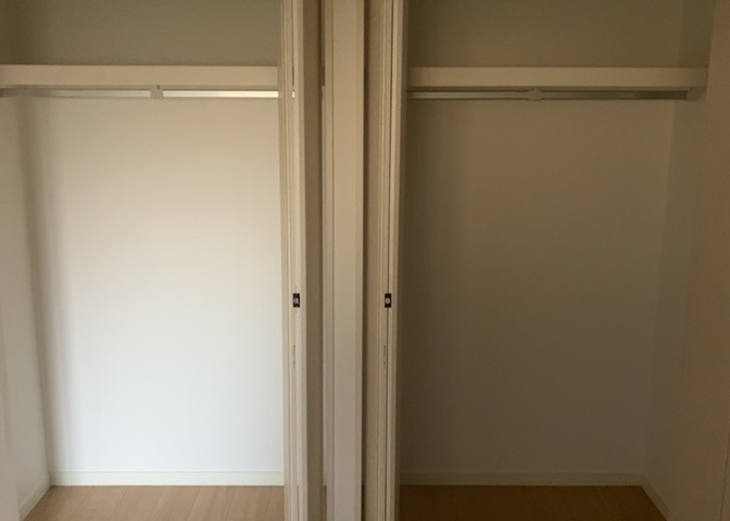 デザイン性を重視しすぎて収納が少なかった！なんてことにならないため、事前に現地で収納の数を確認しておくことをお勧めします。クローゼット以外にも床下収納や屋根裏収納、パントリーなどもチェックしましょう。