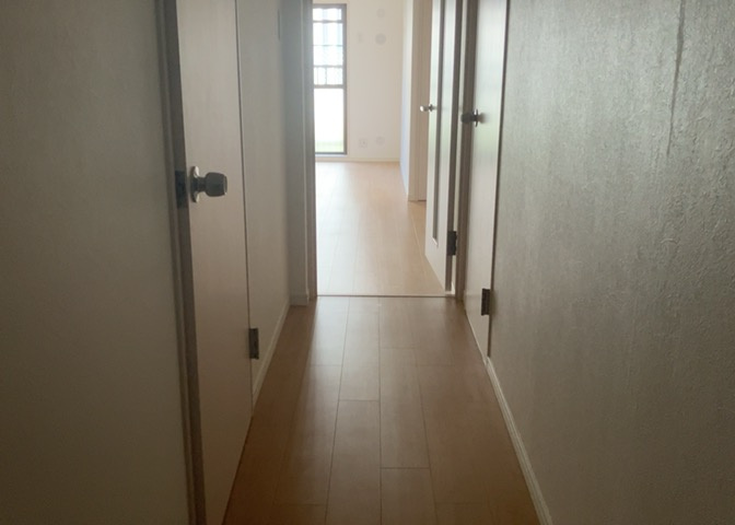 内装はとにかくおしゃれなものがいい！と選ぶ前に、まず住んだ後のことを想像してみましょう。住んでみたらコンセントの位置が悪くて使いにくいなど出てきます。事前にどの家電をどこに置くか想定しておきましょう。