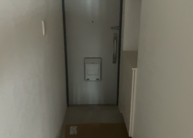 玄関は家の顔でもあり、家族以外の目にも止まる場所です。玄関は外との間を仕切る扉、靴などをしまっておく収納スペース、靴脱ぎのたたきスペース、来客とのやり取りをするドアホンなど複数のアイテムからなります。