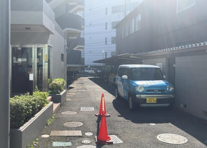 駐車場と明記されていても、最小スペースでつくられた駐車場だと大型車は駐車できなかったり、出入りしにくくなったりする可能性があります。お車のサイズと購入したい物件の駐車場のサイズを現地で確認しましょう。