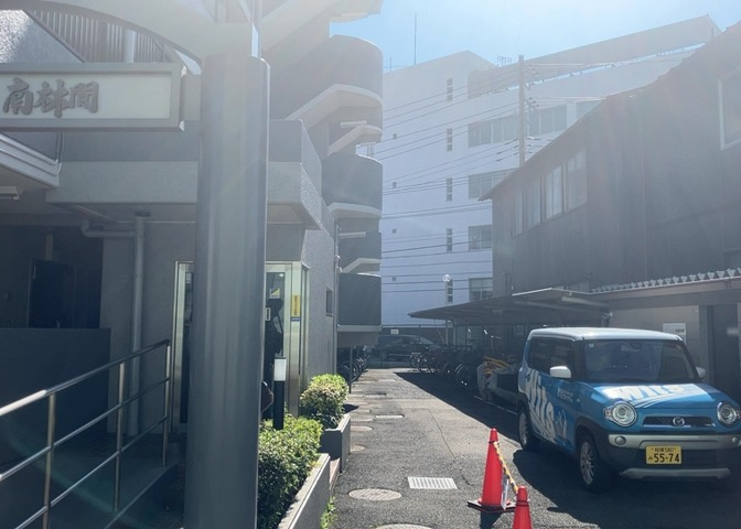 中庭（パティオ）とは、一つの建築物の内部に設けられた、壁などで囲われている庭のことを指します。コの字型、ロの字型が主流ですが、L字型の中庭もあります。最近では、インテリア性の高さからも人気があります。