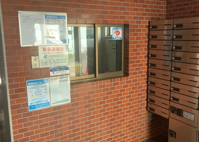 受付はマンションコンシェルジュがいる場合もあれば、管理人が滞在する小部屋を総称して呼ぶことがあります。主にエントランスに設置されていることから、防犯面でも期待ができます。防犯設備がない場合はより安心！