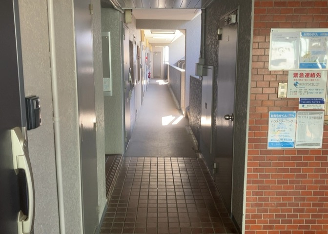 共有部分は、住民なら誰もが使える設備のこと。例えば駐車場やエレベーター、インターネット設備、セキュリティ設備などがあります。他にも、マンションの廊下・外部階段やエントランス・ゴミ置き場などがあります。