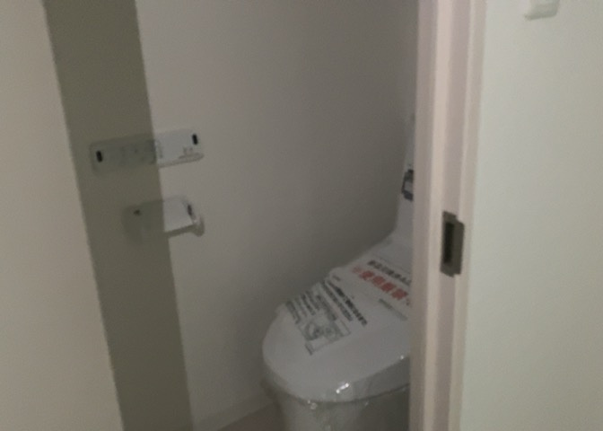 トイレは大きさや形、機能、抗菌性などが異なる多種多彩なタイプが各メーカーから出ています。それぞれに良さがあるため、事前にどういったタイプのトイレがいいのかをご家庭内で決めて、内見に行くといいでしょう。