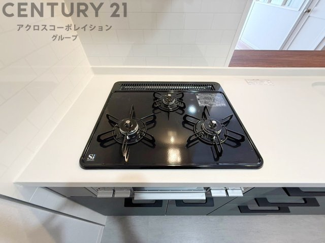 多数の調理器具を同時に使用でき、料理の効率化が可能。省エネで節約になり、様々な料理スタイルに適応できます。また、火力調整が独立しており、手入れや掃除もしやすく、今よりもっとお料理が楽しくなるかも。