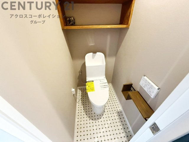 温水洗浄便座付トイレは温水洗浄機能により、暖かい水でおしりを洗浄することができ、冷たい水を使う従来の便座に比べ、温水洗浄機能で暖かいトイレを提供し、快適な使用を可能にします。