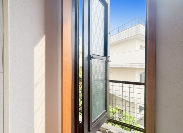 全居室に配された窓から、心地よい光と風を取り込みます。明るい日差しが差し込み、室内を開放的に演出。爽やかな風が通り抜け、いつも新鮮な空気の中で過ごせる、快適な住環境です。