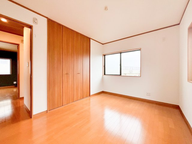 南向きで明るい陽光が差し込む洋室！木目調の建具とフローリングが、温もりあふれる空間を演出します。壁一面の大容量クローゼットで、お部屋を広々使えます。