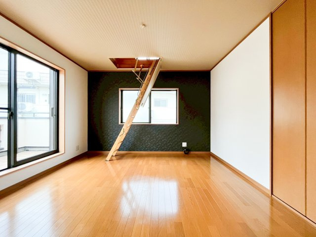 採光に優れた2面採光の明るい洋室に、便利なロフト付き！季節の飾り物や、あまり使わない物の収納に大活躍します。お部屋のアクセントになるデザインクロスも魅力。
