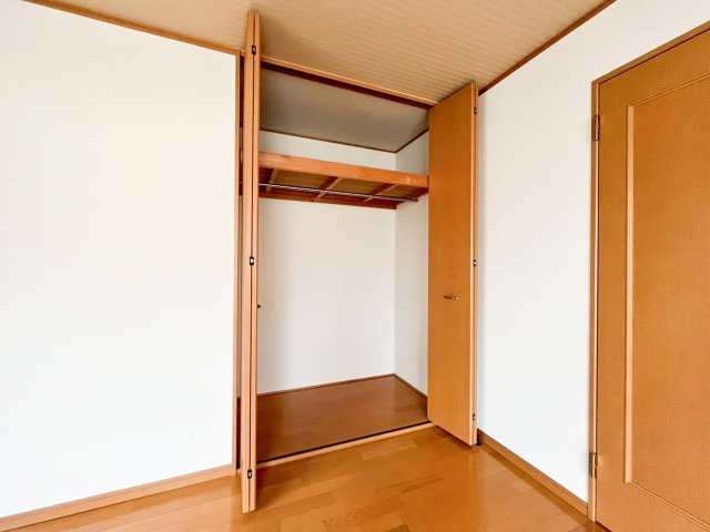 奥行きがあり、たっぷり収納できるクローゼット！ハンガーパイプと枕棚付きで、洋服だけでなく小物類も効率よく整理できます。全居室に収納があるため、お部屋を広々と活用できます。
