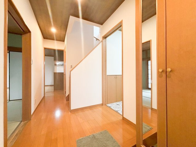 木目の美しいフローリングと建具が、温かみのある空間を演出するホール。リフォームで壁・天井のクロスを張替え、明るく清潔感があります。