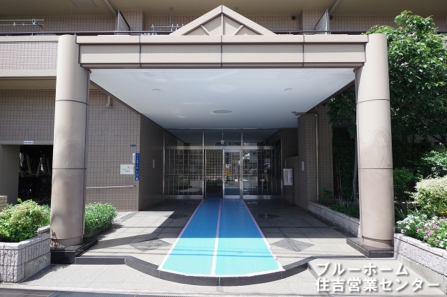 重厚感のあるエントランスです！
