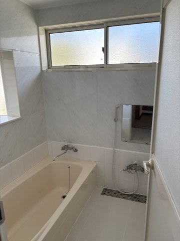 手すりが設置された木製階段で、上部に照明があります