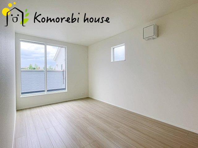 広くて明るい寝室