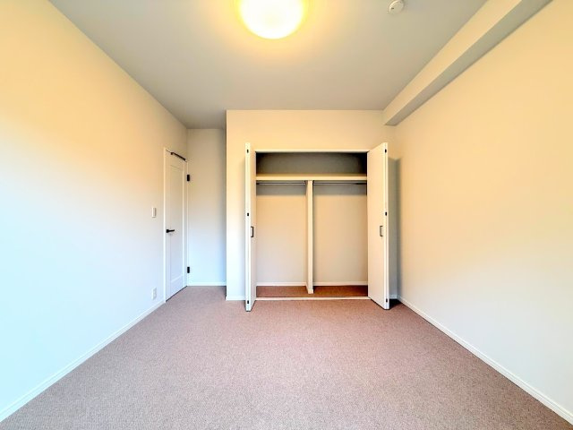 ◆気持ちの良い風が室内へ入り込む居室。家具を配置しても広々ご利用いただけます！！