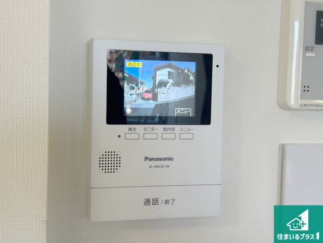 カラーモニターインターホン！声だけでなく来訪者の姿や顔がモニターで確認できるので、小さなお子様がいらっしゃるご家庭でも安心できます！
