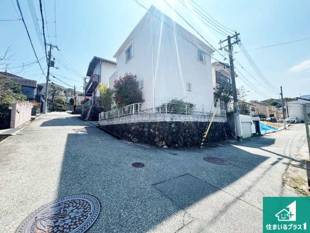 周辺は閑静な住宅街！前面道路広々で車の出し入れも便利です。駐車が苦手な方でも安心して車庫入れできます！