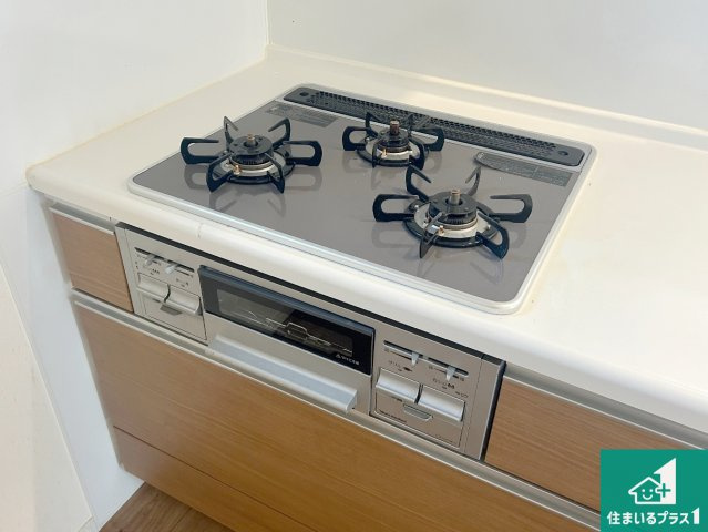 ダブル高火力Ｓｉセンサー付きコンロ！3口あるので、まとめて料理をする時も大活躍！
