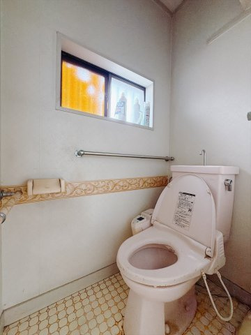 ■トイレ｜白を基調としたトイレになってます♪窓付きなので常に綺麗を保てます♪