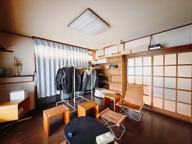 ■洋室｜ナチュラルカラーの床です。模様替えなどとても楽しく工夫できます♪陽当たり、風通しもとても良いので毎日快適な生活スタートです！子供部屋にも良いですね♪