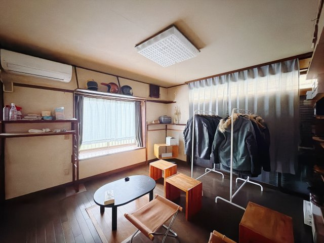 ■洋室｜洋室には大きな窓をご用意しています。日中はあたたかな日差し差し込み自分時間も充実できますね＾＾