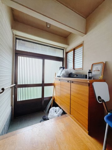 ■玄関｜ご家族の靴がたくさんしまえる下駄箱付き。お子様の靴がこれから増えても安心な大きさです。