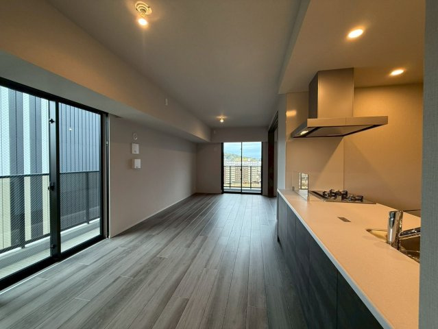 【リビングダイニング】窓から陽が差し込み、お部屋全体がとても明るく、暖かみある空間です！