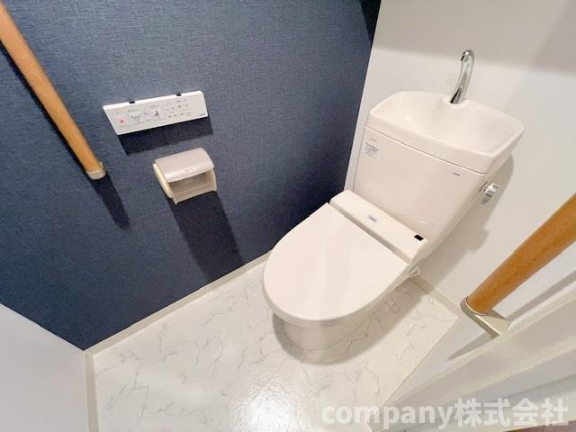 アクセントクロスのおしゃれなトイレ◇