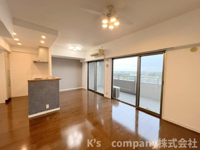 リビングには広い窓があり明るい日差しが差し込み心地の良い空間☆