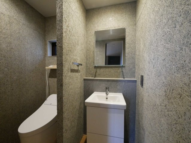 2階トイレです。朝の身支度ができるよう手洗い場を独立設置です。（2025年7月現在）