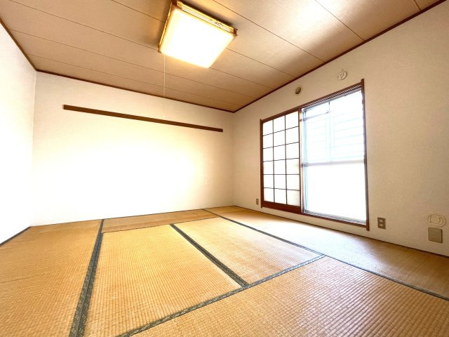 マンションでは数少ない8帖間です。