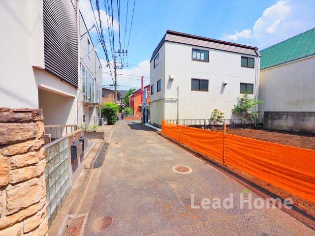 見通しの良い道路に接面した安心感のある周辺環境です！車通りが少なく小さなお子様がいるご家庭も安心できます！