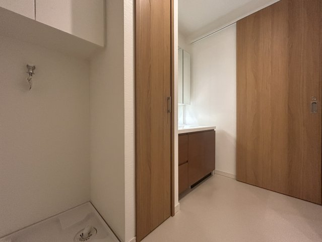 タオルやパジャマなどの着替えをしまえる収納があります。