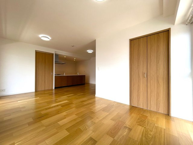 明かりが差し込むliving　収納も完備