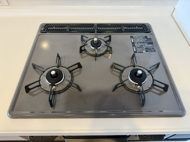 コンロは3口で一度に沢山のお料理が作れ家族が喜んでくれますね。