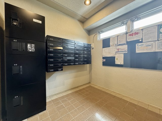 共用部分には集合ポストと宅配ボックスが備わっておりますのでお留守の時でも荷物を保管して置けるのは便利ですね。